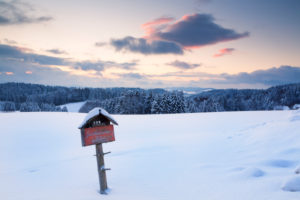 Sonnenuntergang bei Furtwangen im Winter, Schwarzwald, Baden-Württemberg, Deutschland Sonnenuntergang bei Furtwangen im Winter, Schwarzwald, Baden-Württemberg, Deutschland